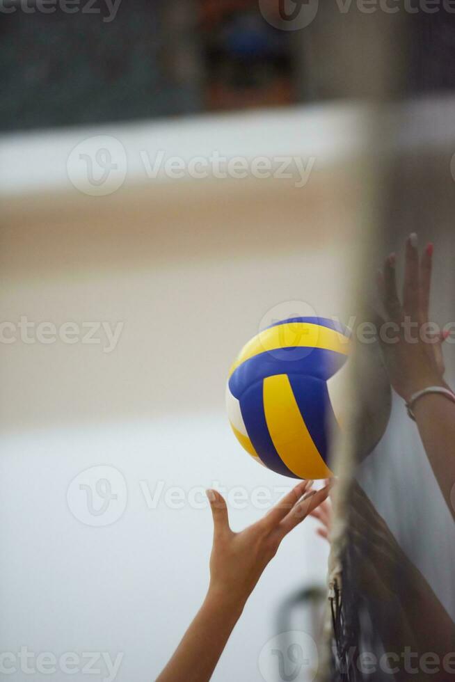 niña jugando voleibol foto