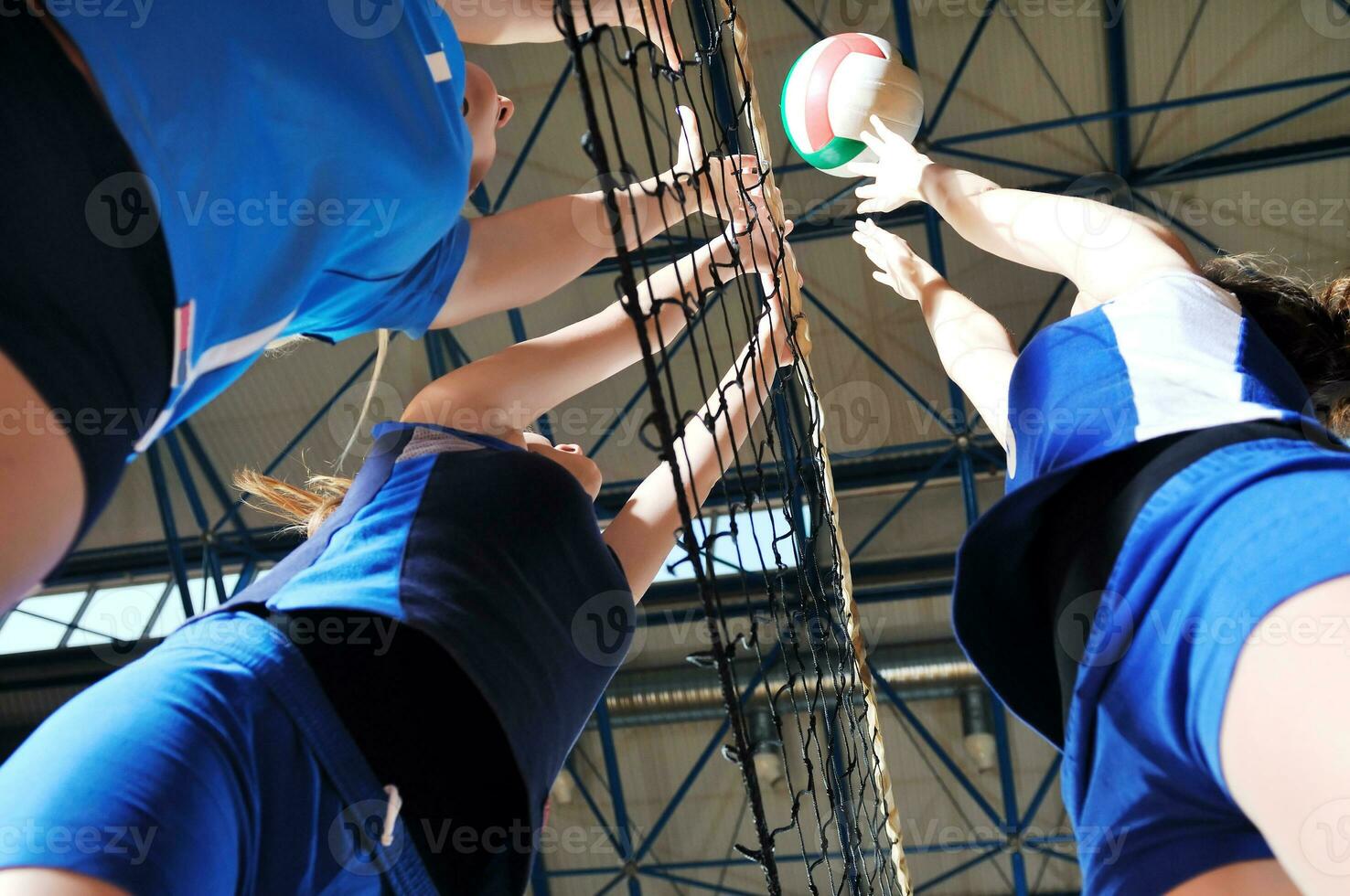 mujer jugando vóleibol foto