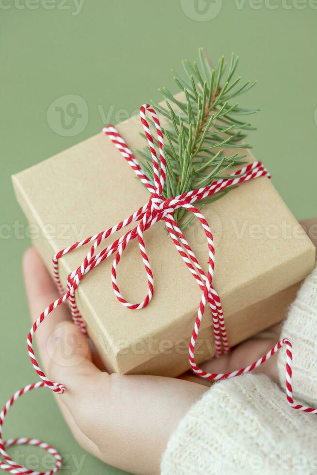 Navidad fiesta caja con rojo cinta en manos foto