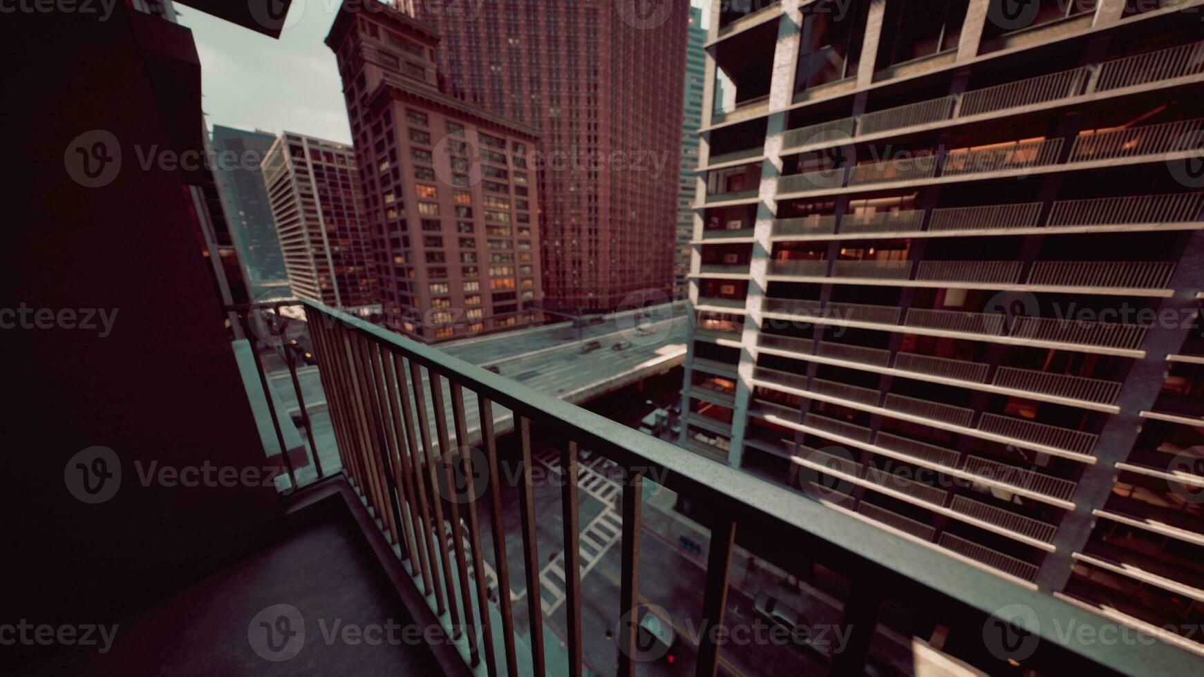 un paisaje urbano capturado desde un balcón con un ver de el bullicioso calles abajo foto