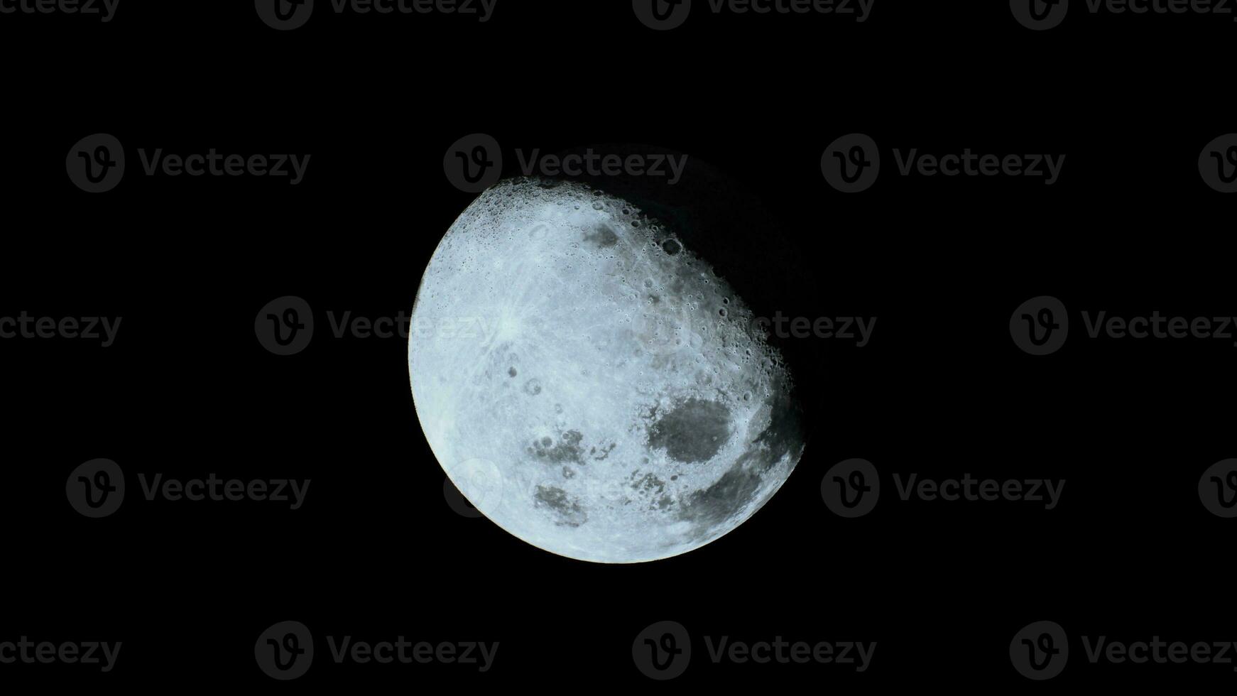 de la luna iluminado cara como visto desde orbita foto