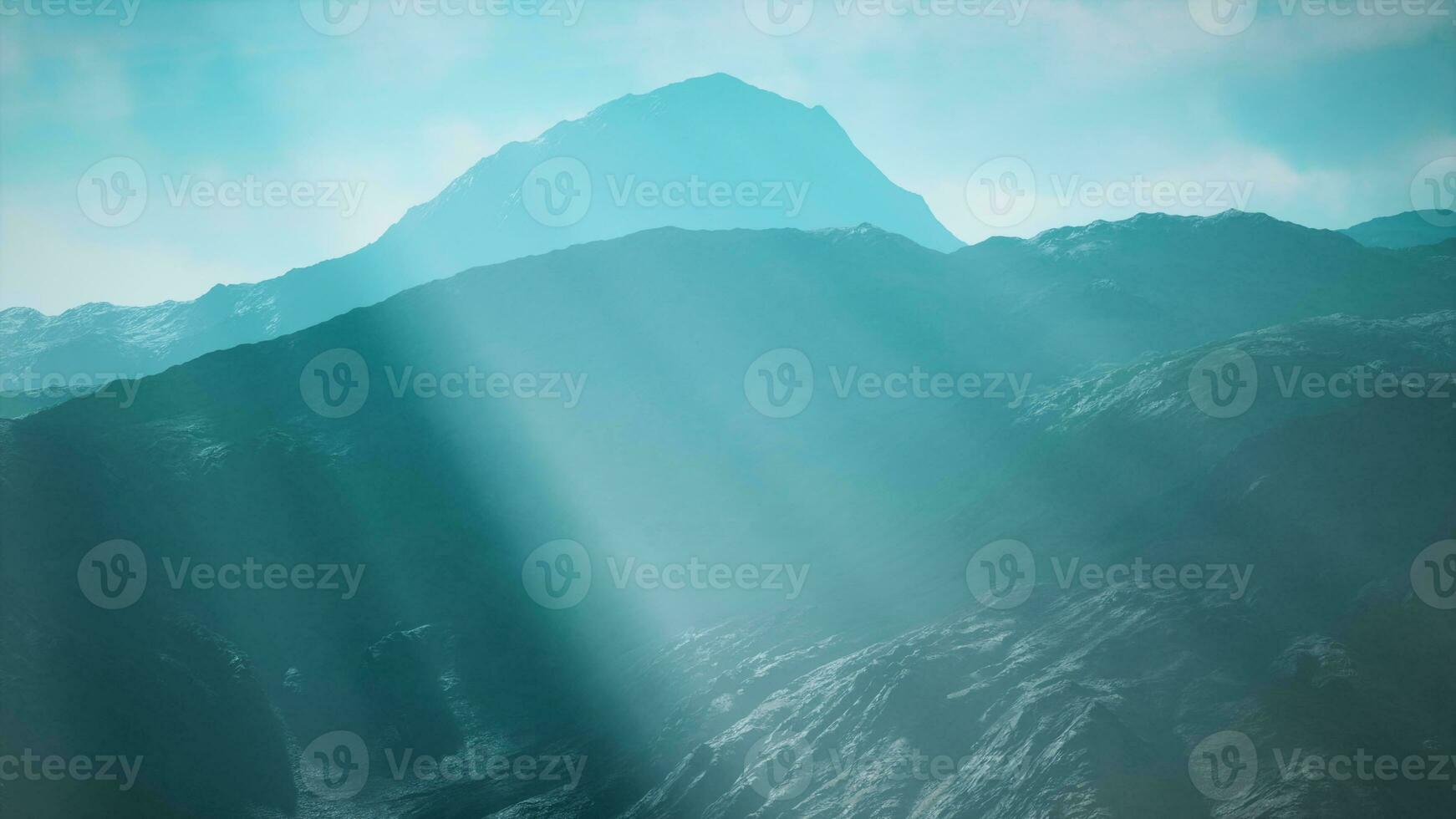 majestuoso montaña iluminado por un radiante ligero foto