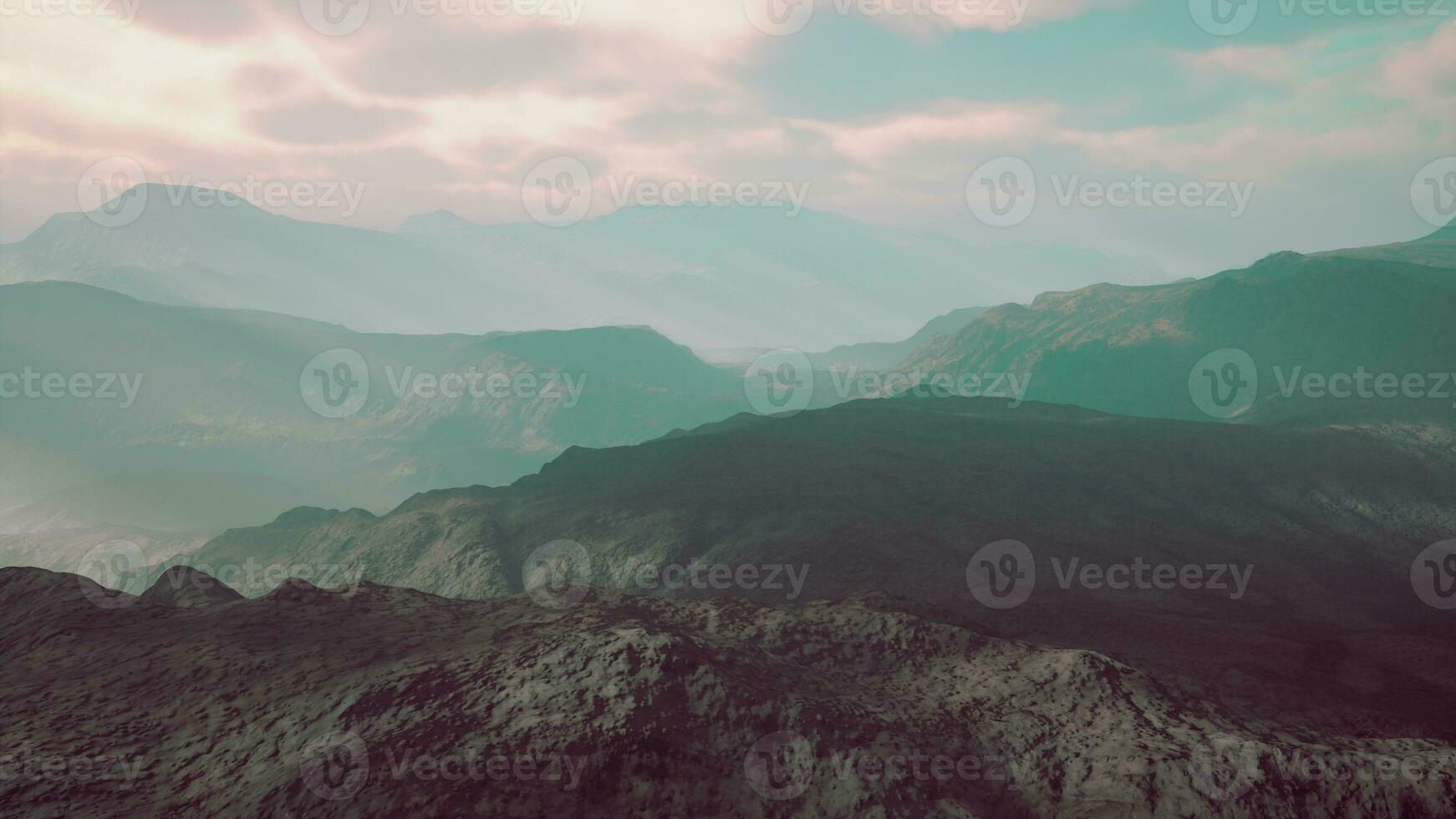 cadenas alpinas envueltas en la niebla de la mañana foto