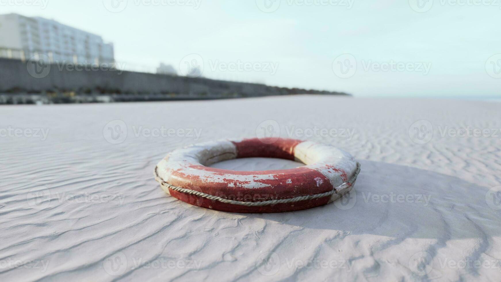 boya salvavidas en el ciudad playa a puesta de sol foto