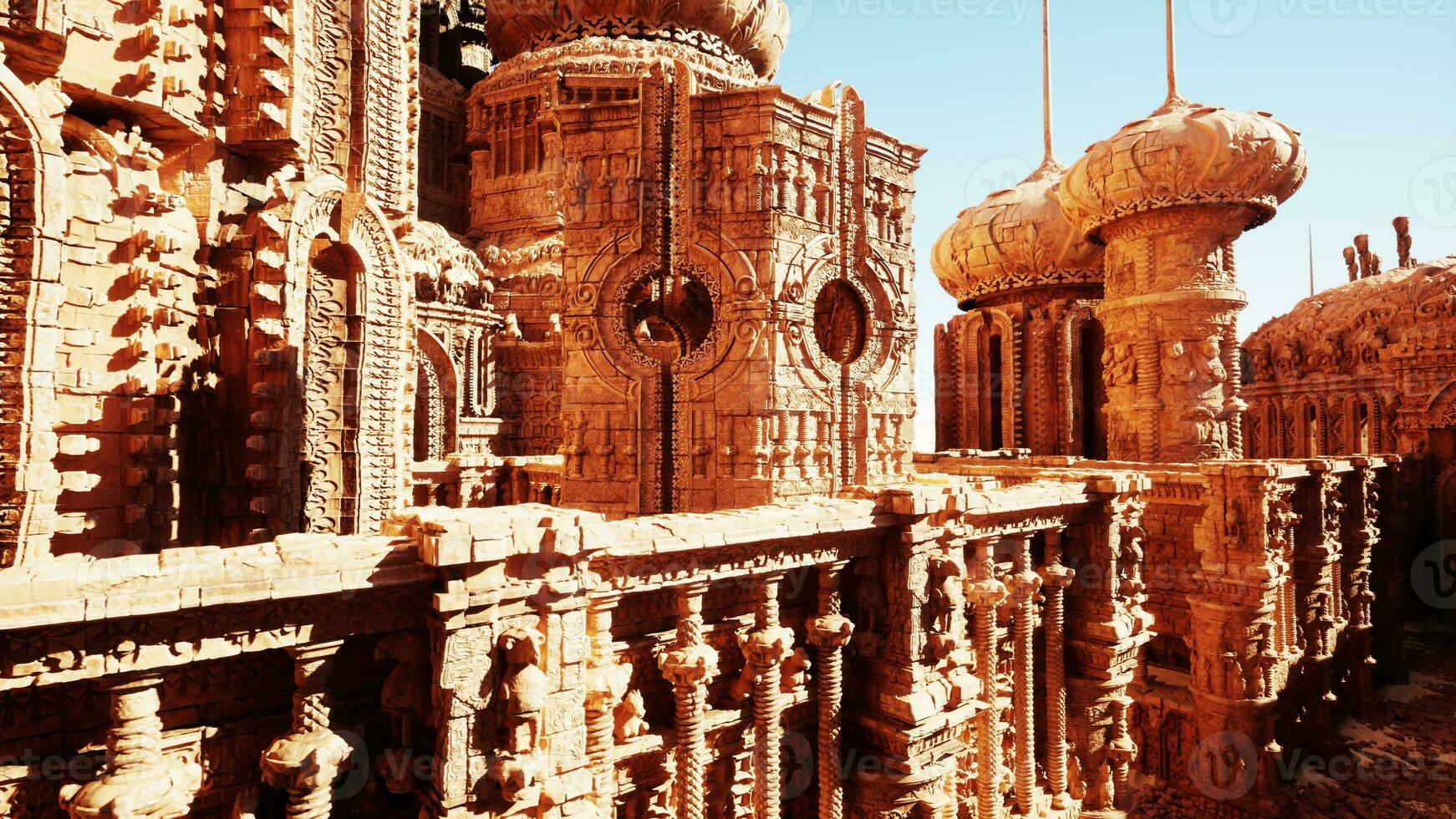 un intrincadamente tallado Roca pared en el fachada de un majestuoso templo foto