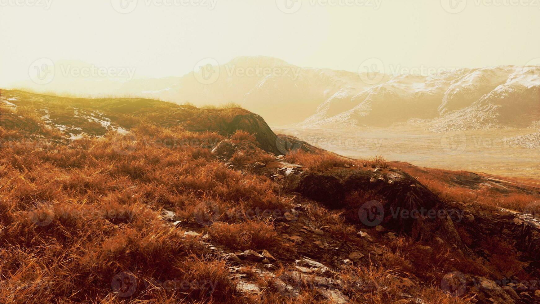 un hermosa montaña paisaje con un lozano verde campo en el primer plano foto