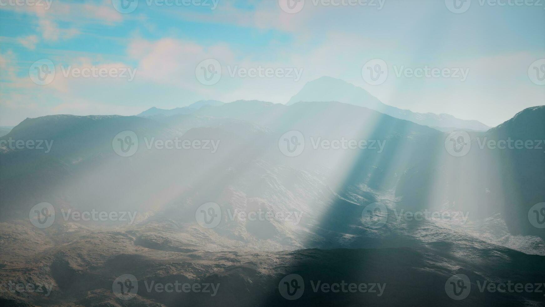 escénico ver de luz de sol rotura mediante el nubes terminado majestuoso montañas foto