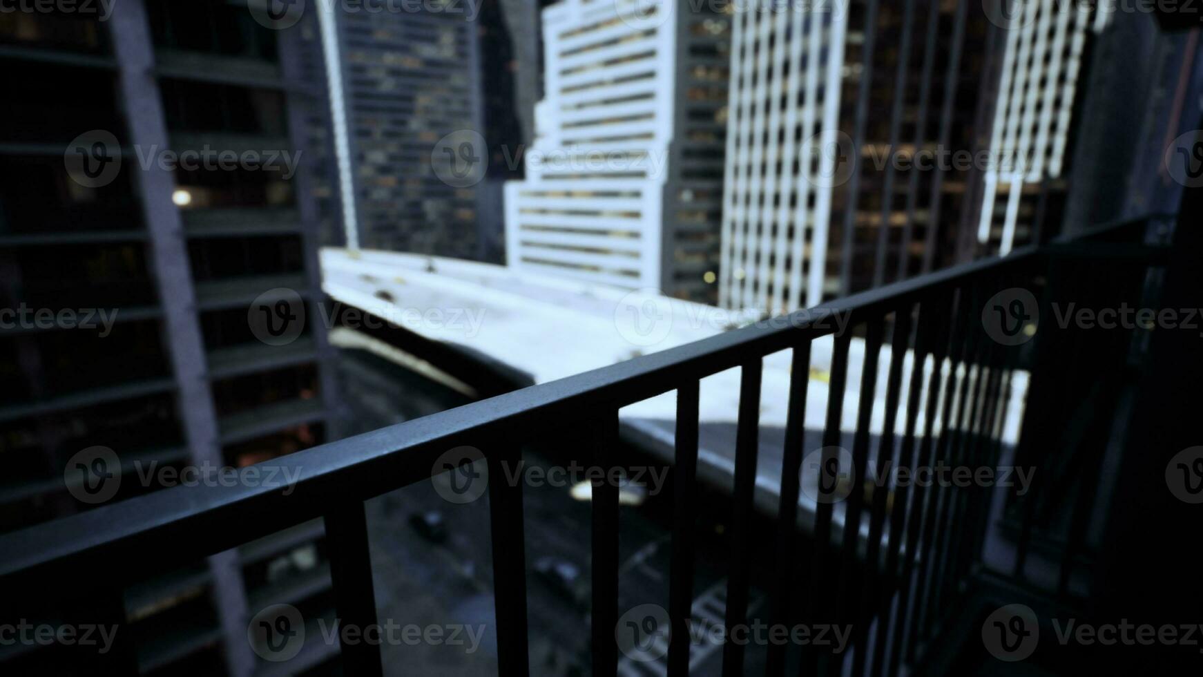paisaje urbano capturado desde un balcón con vista a el bullicioso calles abajo foto