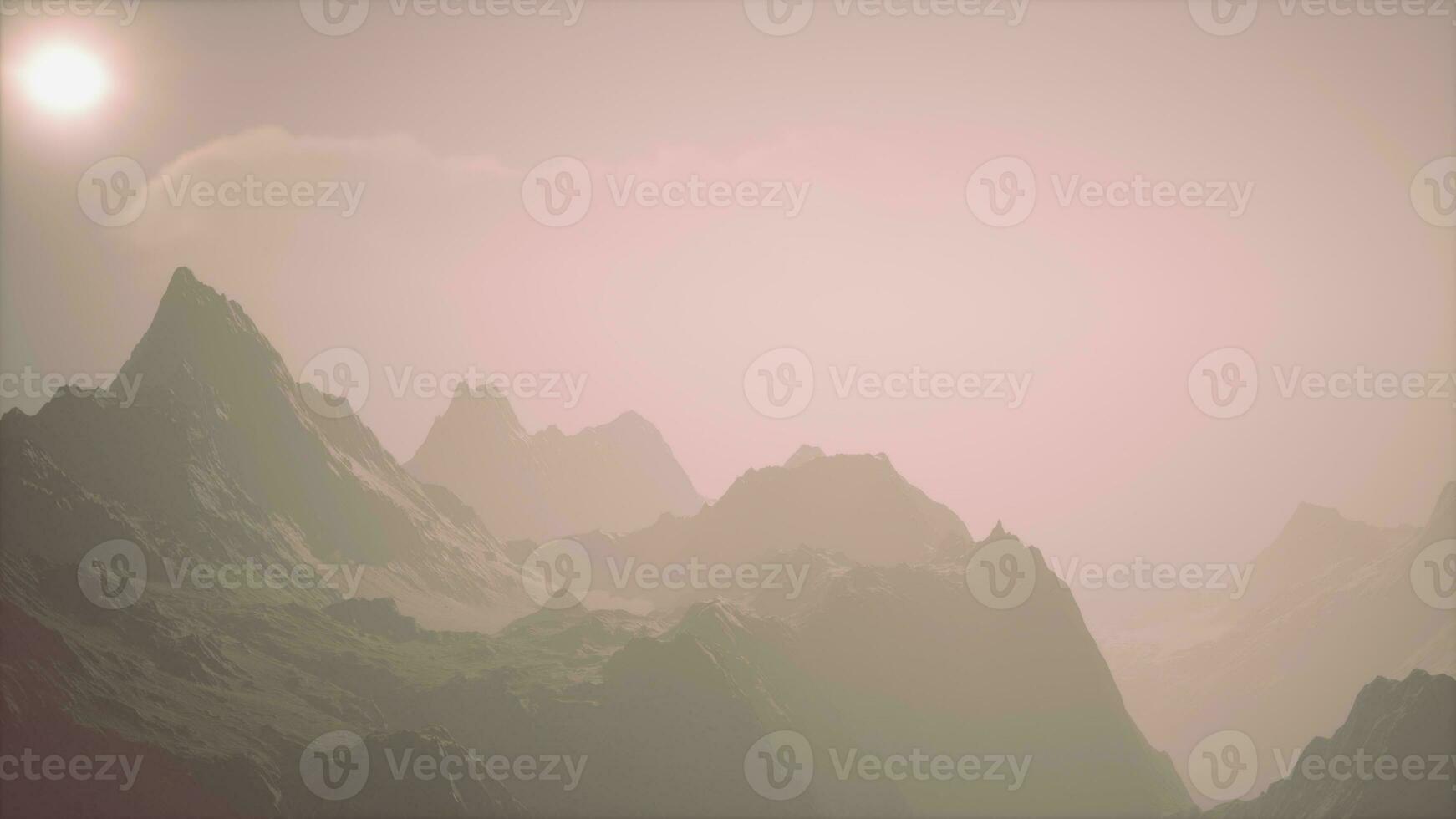 un majestuoso montaña rango envuelto en etéreo niebla foto