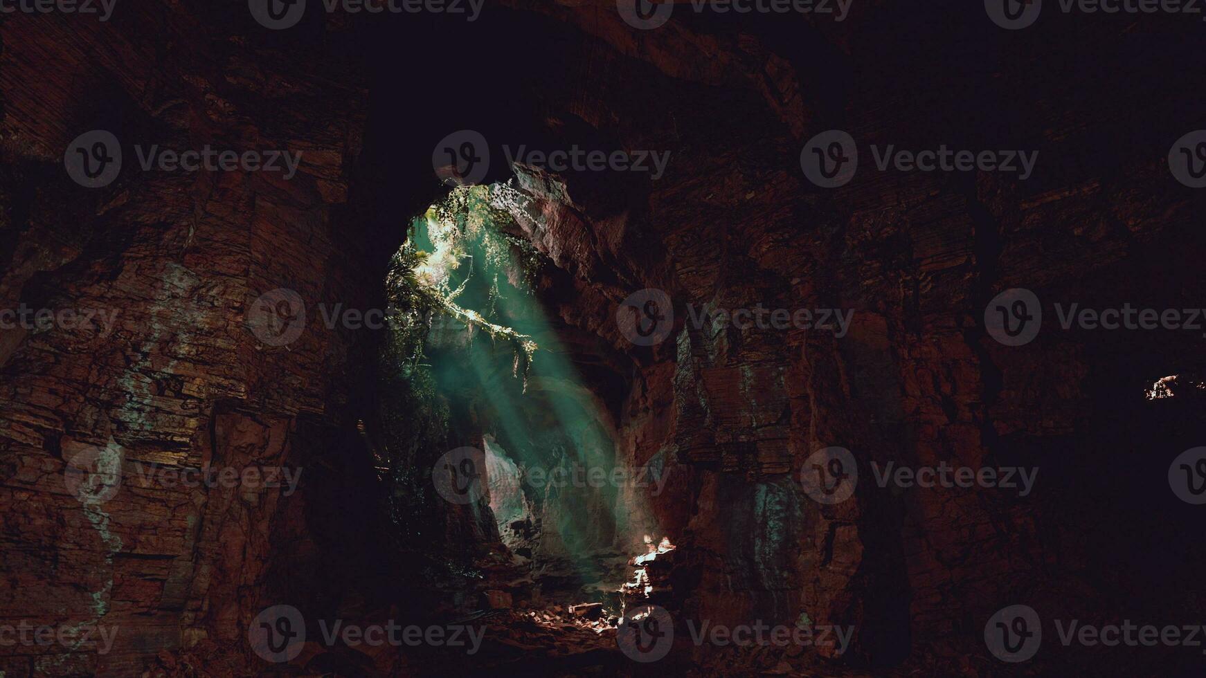 un fascinante verde ligero brillante mediante el Entrada de un místico cueva foto