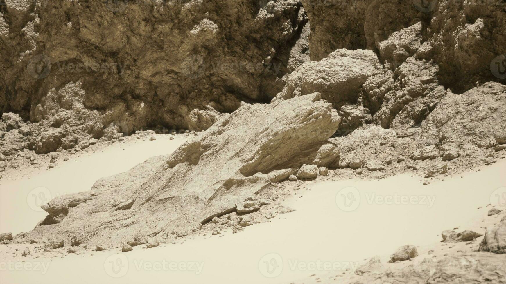 un grupo de rocas en un arenoso playa foto