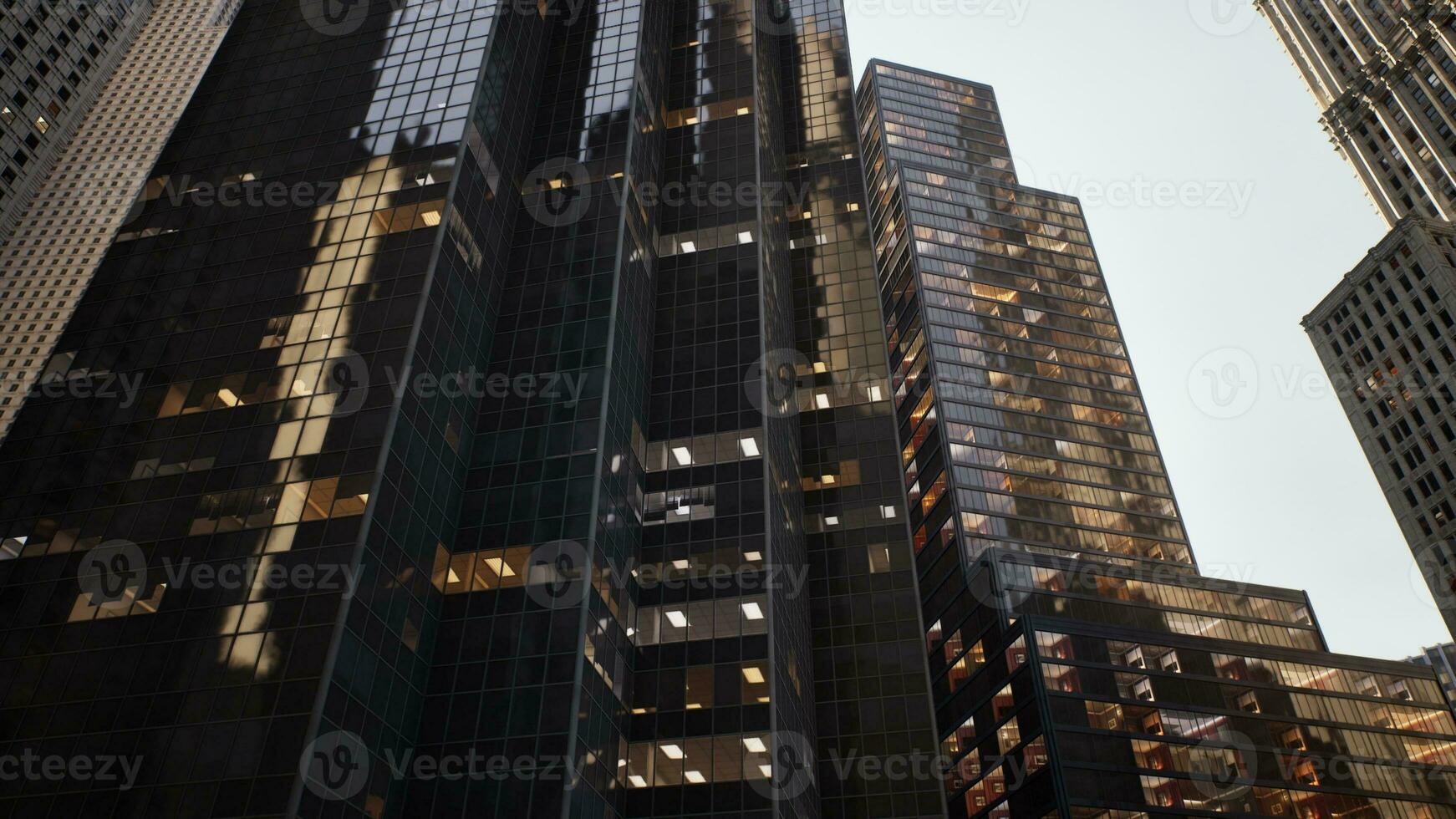 un rascacielos con un multitud de ventanas alcanzando hacia el cielo foto