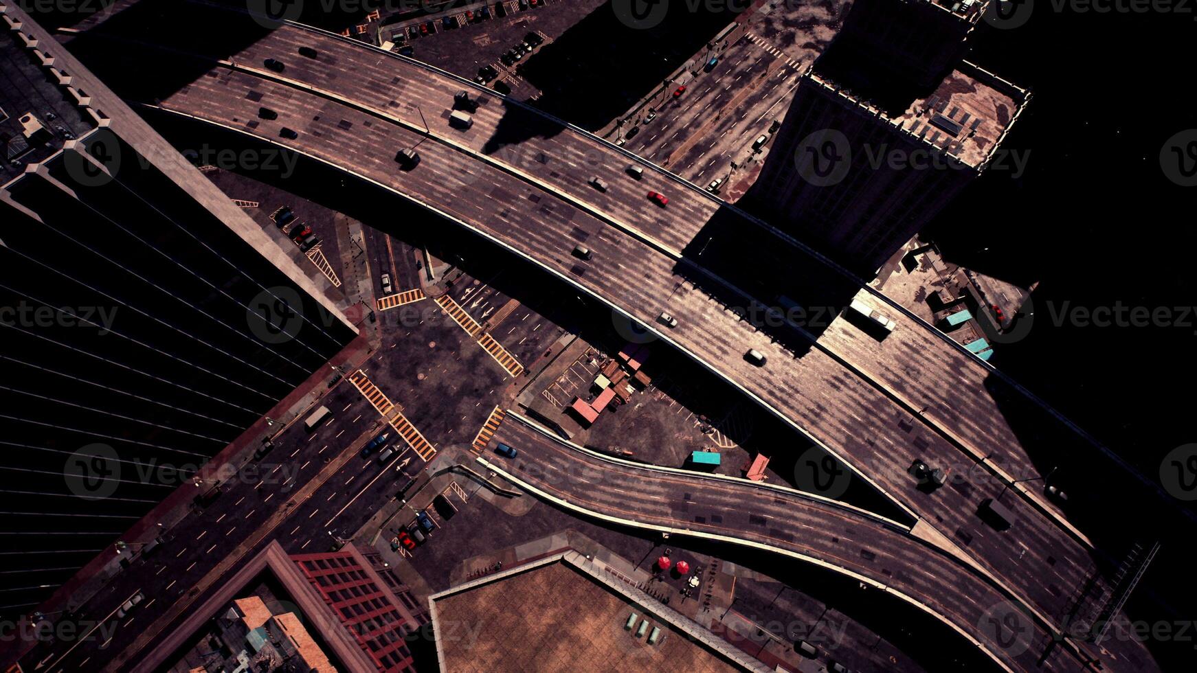 un aéreo ver de un ocupado calle intersección en el corazón de el ciudad foto