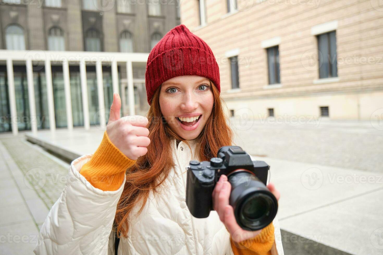 hermosa cabeza lectora chica, fotógrafo con profesional cámara toma imágenes al aire libre, caminando alrededor ciudad y tomando fotos, Turismo foto