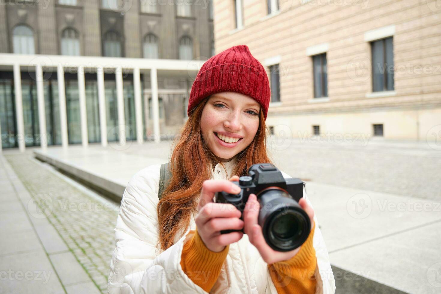 hermosa cabeza lectora chica, fotógrafo con profesional cámara toma imágenes al aire libre, caminando alrededor ciudad y tomando fotos, Turismo foto