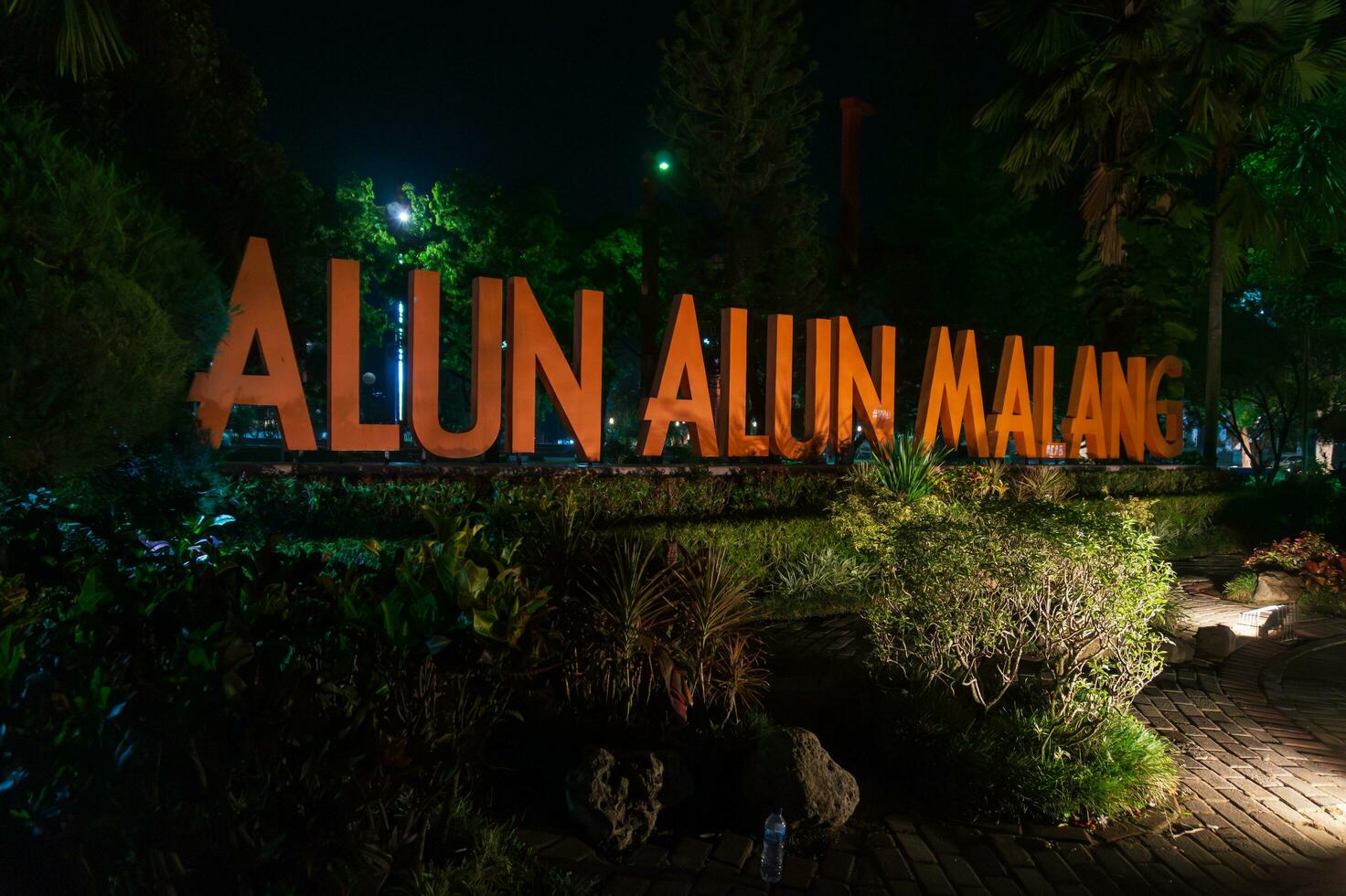 malang, Indonesia - noviembre 09 2023 - alun-alun malang ciudad escrito a noche, rodeado por parques, Indonesia foto