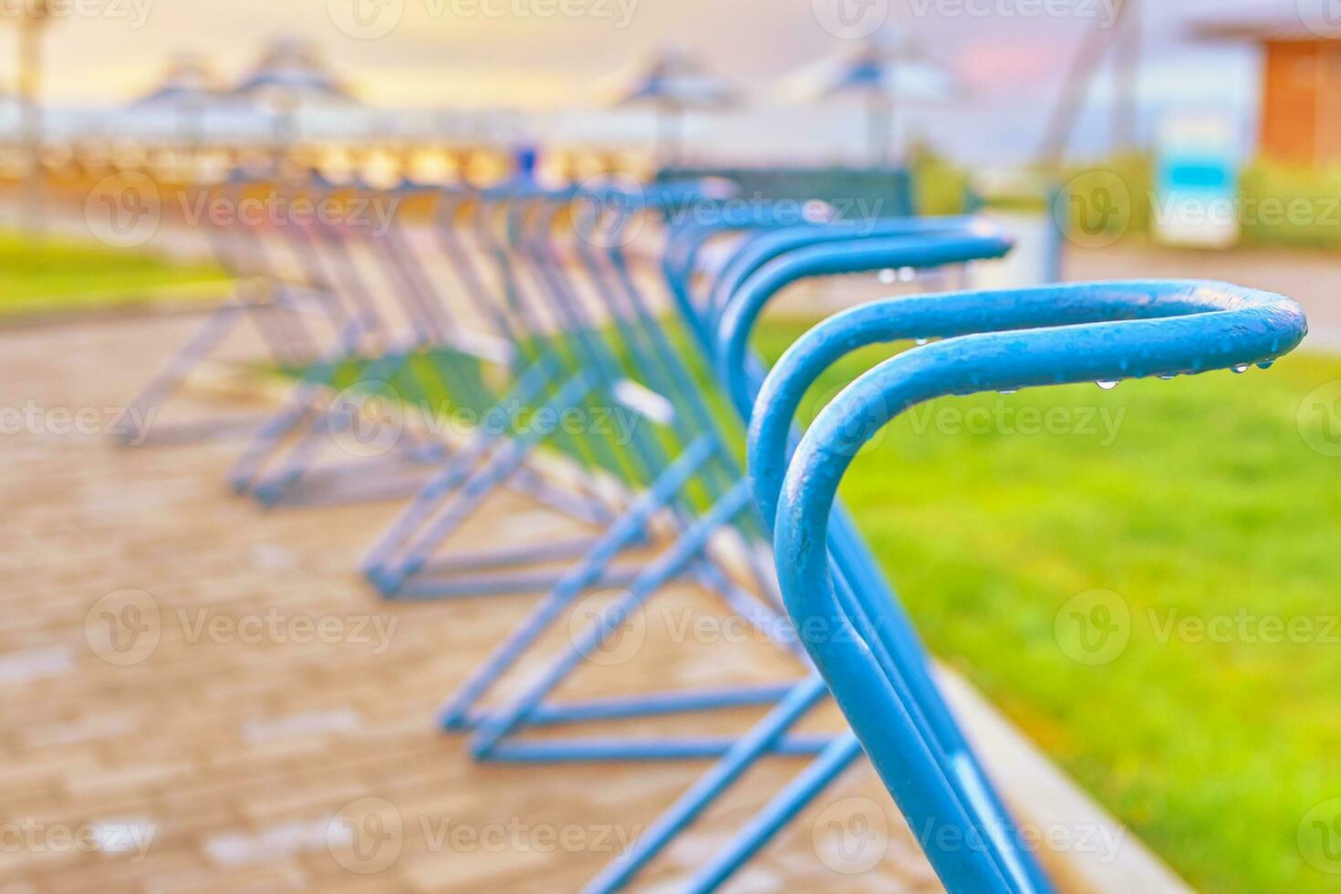 bicicleta estacionamiento vacío espacios en el Oceano frente en contra puesta de sol y playa paraguas foto