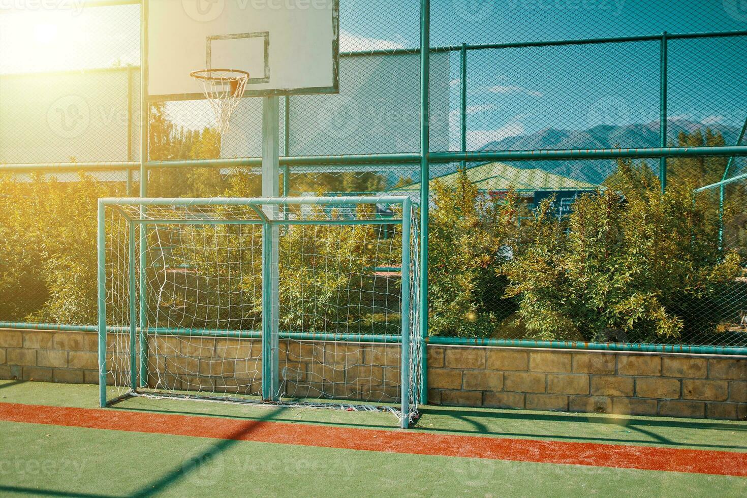 mini fútbol americano objetivo y baloncesto aro en al aire libre patio de recreo foto