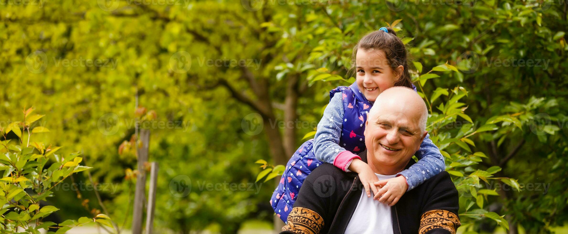 hermosa nieta visitando su mayor tipo abuelo. foto