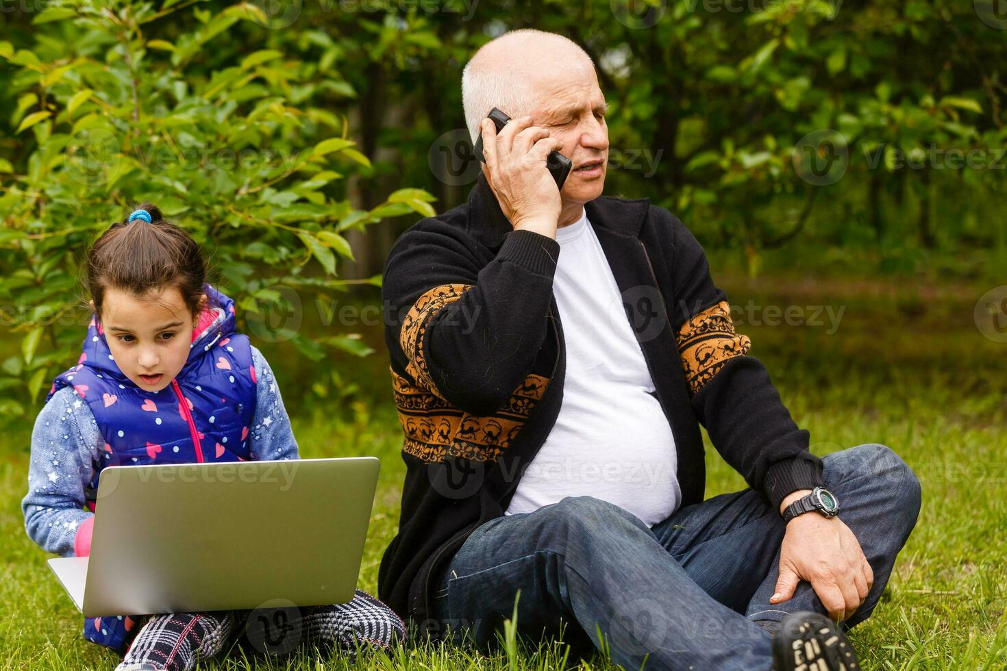 hermosa nieta visitando su mayor tipo abuelo. foto