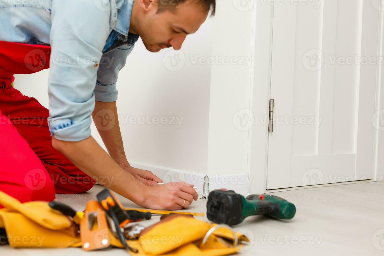 Installing the new skirting board after changing the parquet photo