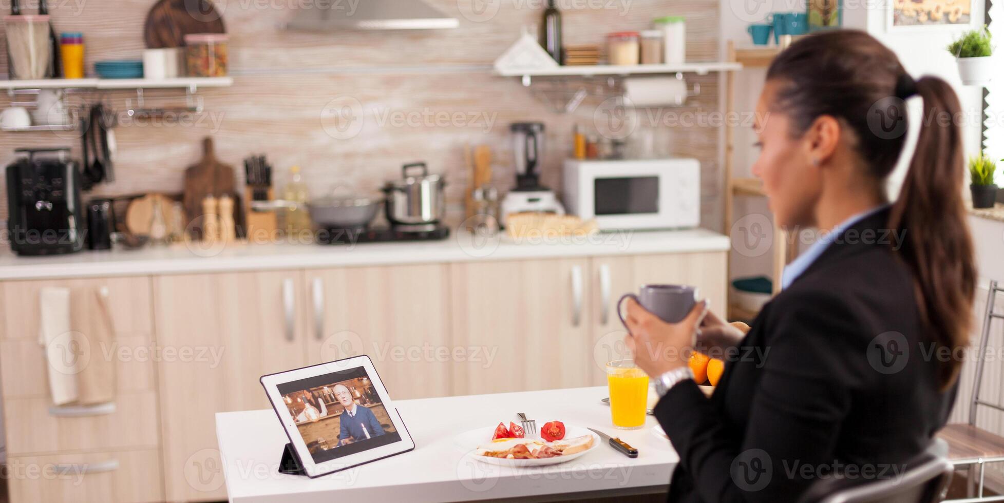 negocio mujer en un vídeo llamada con su padre durante su padre mientras comiendo desayuno. utilizando moderno en línea Internet web tecnología a charla vía cámara web video conferencia aplicación con parientes, familia, amigos y compañeros de trabajo foto