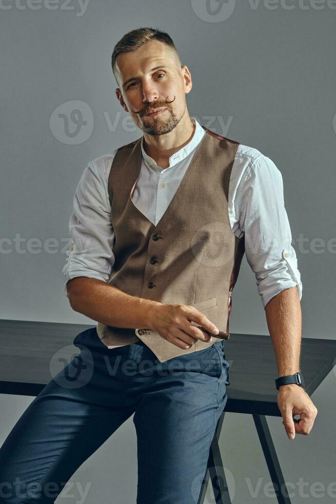 Camisa con chaleco y jeans hombre sale