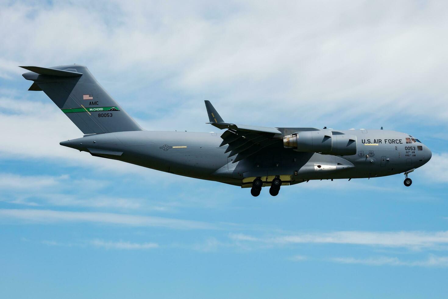 militar transporte avión a aire base. aire fuerza vuelo operación. aviación y aeronave. aire elevar. militar industria. mosca y volador. foto