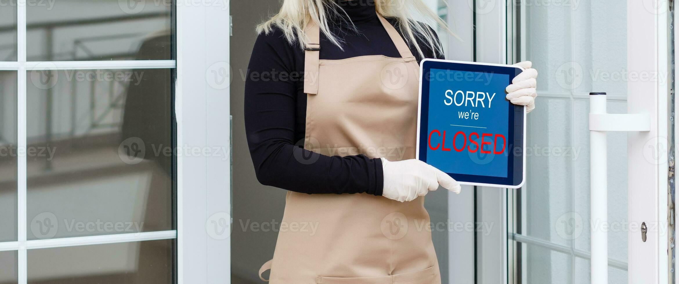 mujer trabajando a cafetería, mujer en delantal con tableta foto