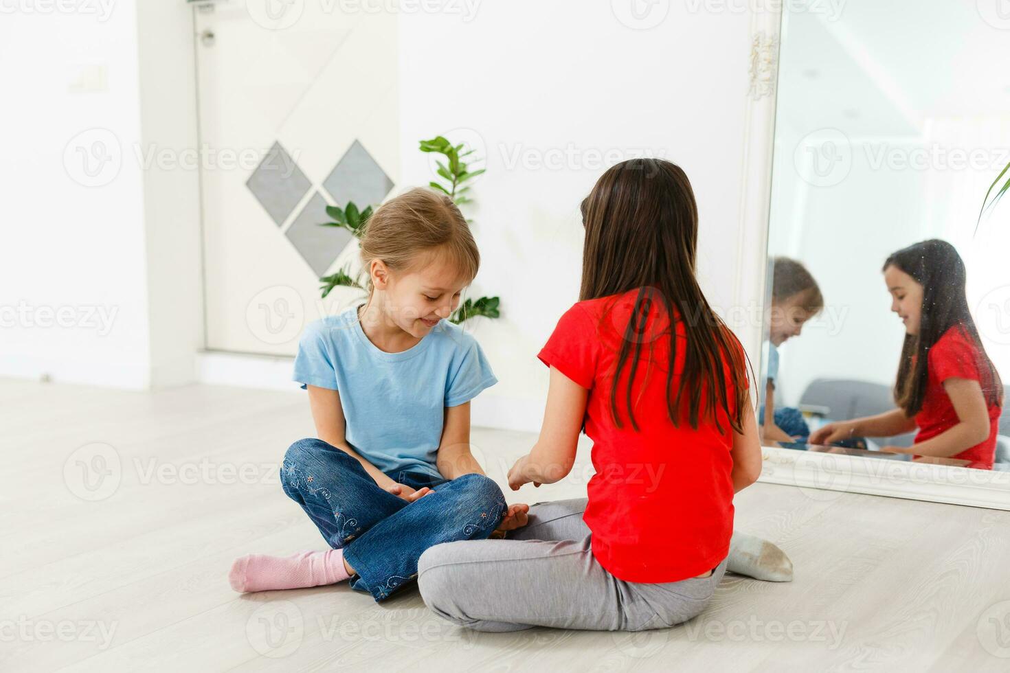 dos pequeño muchachas jugar con un hámster en el piso a hogar foto