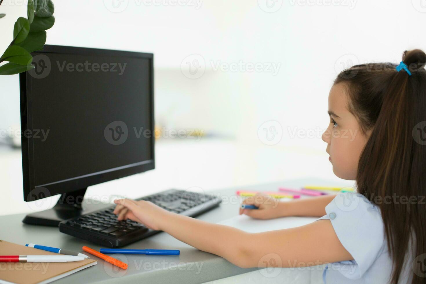 bonito elegante Chica de escuela estudiando deberes matemáticas durante su en línea lección a hogar, social distancia durante cuarentena, autoaislamiento, en línea educación concepto, hogar escolar foto