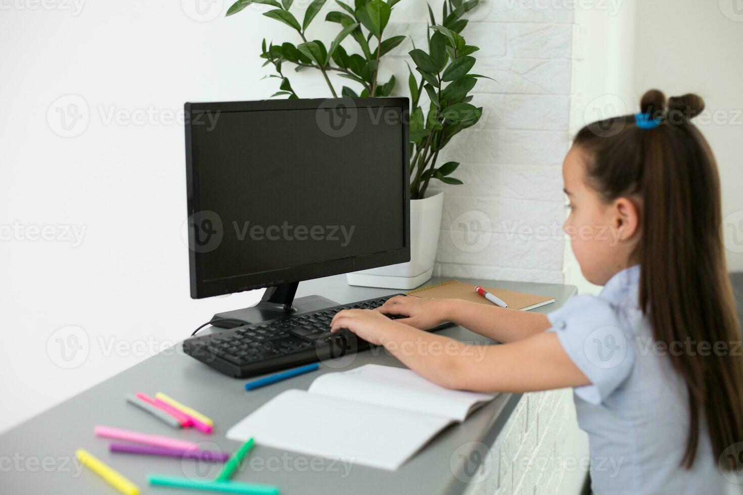 pequeño niña utilizando computadora concepto, distancia en línea aprendizaje foto