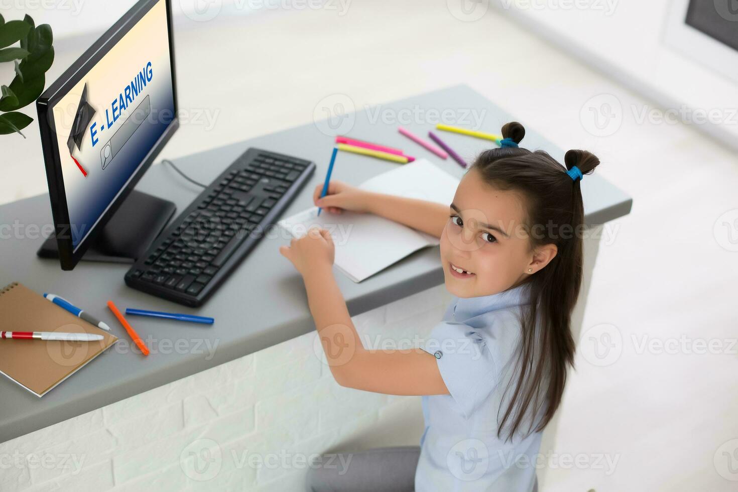 pequeño niña utilizando computadora concepto, distancia en línea aprendizaje foto