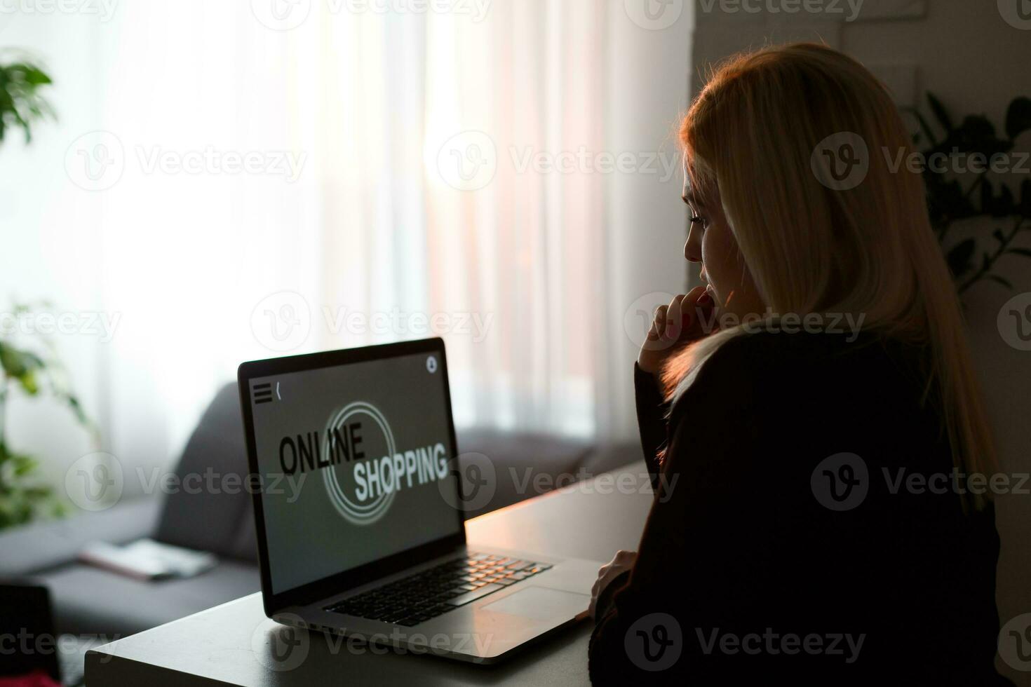 contento joven ama de casa haciendo en línea compras foto