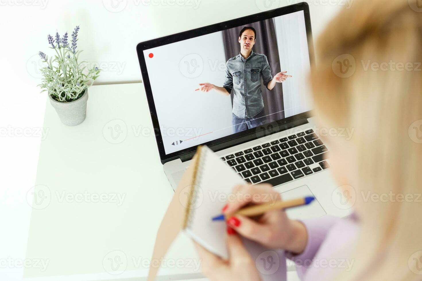 recortado Disparo ver de joven inteligente hembra estudiante aprendizaje en línea vía ordenador portátil computadora antes de su conferencias, inteligente mujer sentado en frente abierto netbook foto