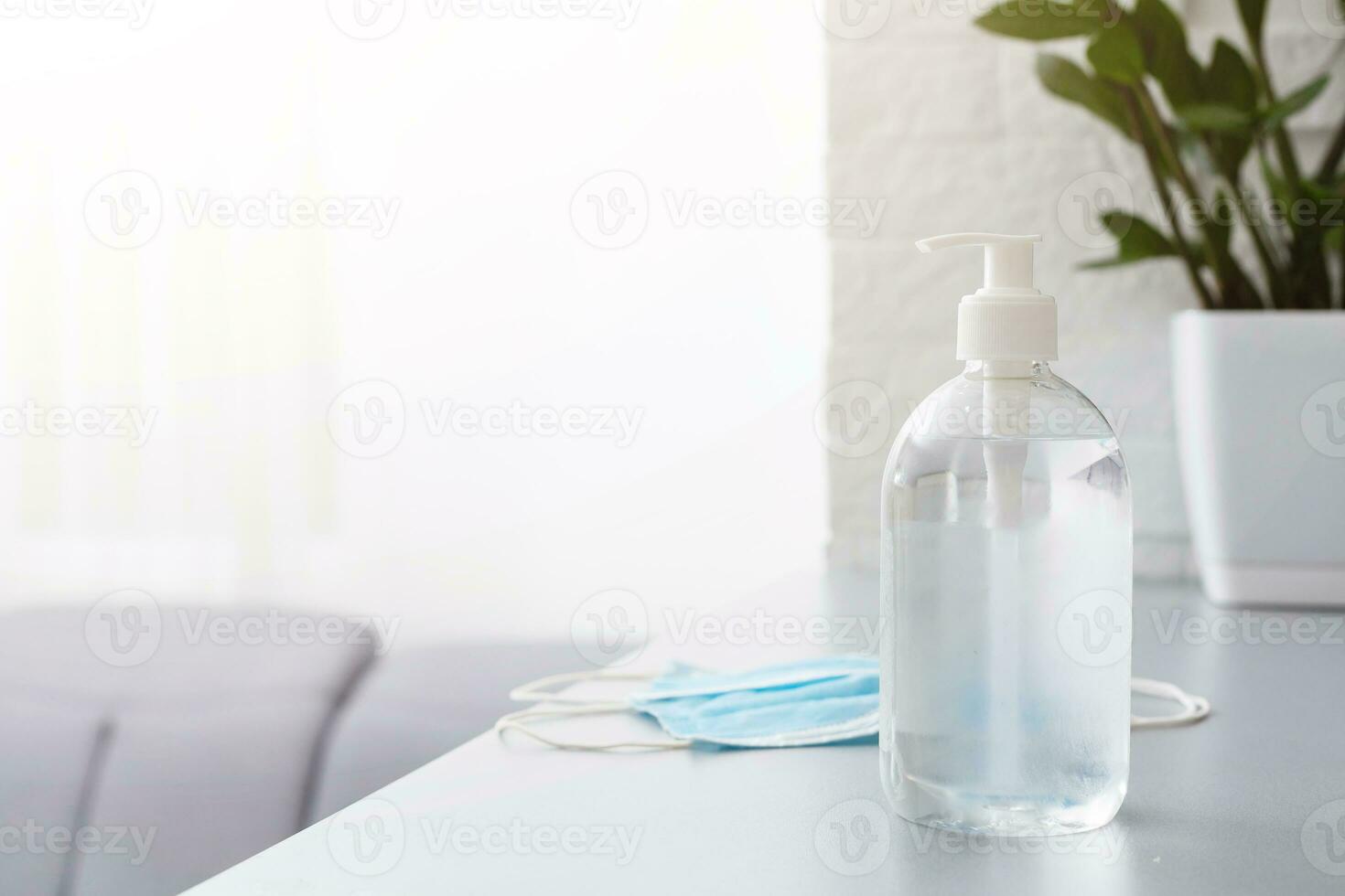 cara mascaras y mano desinfectante botella en mesa para peple Lavado manos a ayuda detener extensión brote coronavirus covid-19 para público salud la seguridad foto