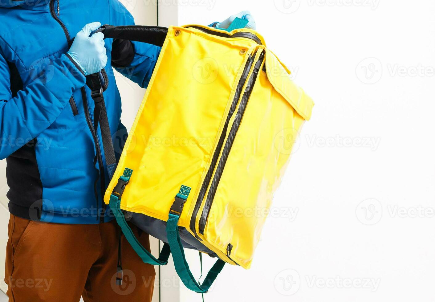 sin contacto comida entrega a clientes hogar. entrega Servicio trabajador con térmico mochila rápido entregando comida a peldaño en cuarentena desde restaurante, supermercado o café . en línea ordenando comida foto