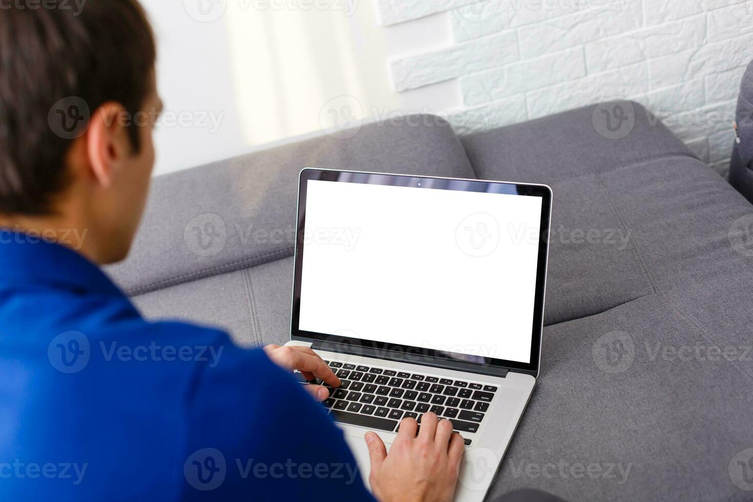 imagen recortada de un joven que trabaja en su computadora portátil, vista trasera de las manos de un hombre de negocios ocupadas usando una computadora portátil, joven estudiante masculino escribiendo en una computadora sentada foto