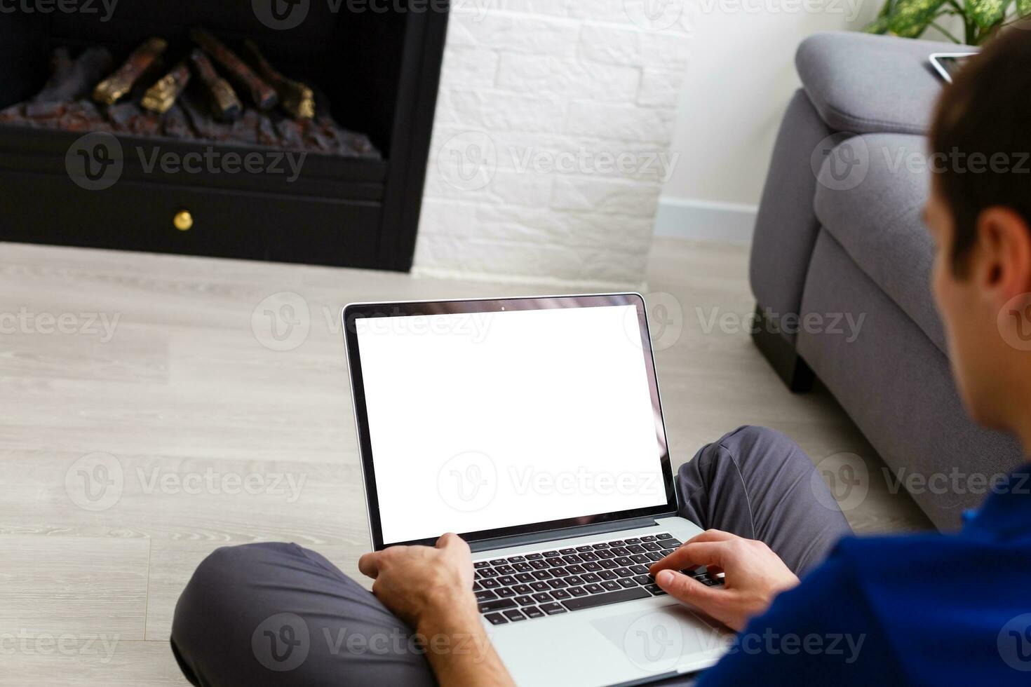 imagen recortada de un joven que trabaja en su computadora portátil, vista trasera de las manos de un hombre de negocios ocupadas usando una computadora portátil, joven estudiante masculino escribiendo en una computadora sentada foto