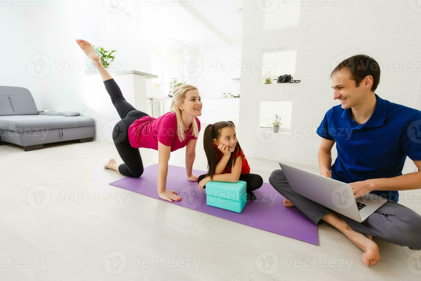 calma joven familia con pequeño hija práctica yoga juntos, contento padres con pequeño preescolar niña niño meditar aliviar negativo emociones en fin de semana a hogar foto