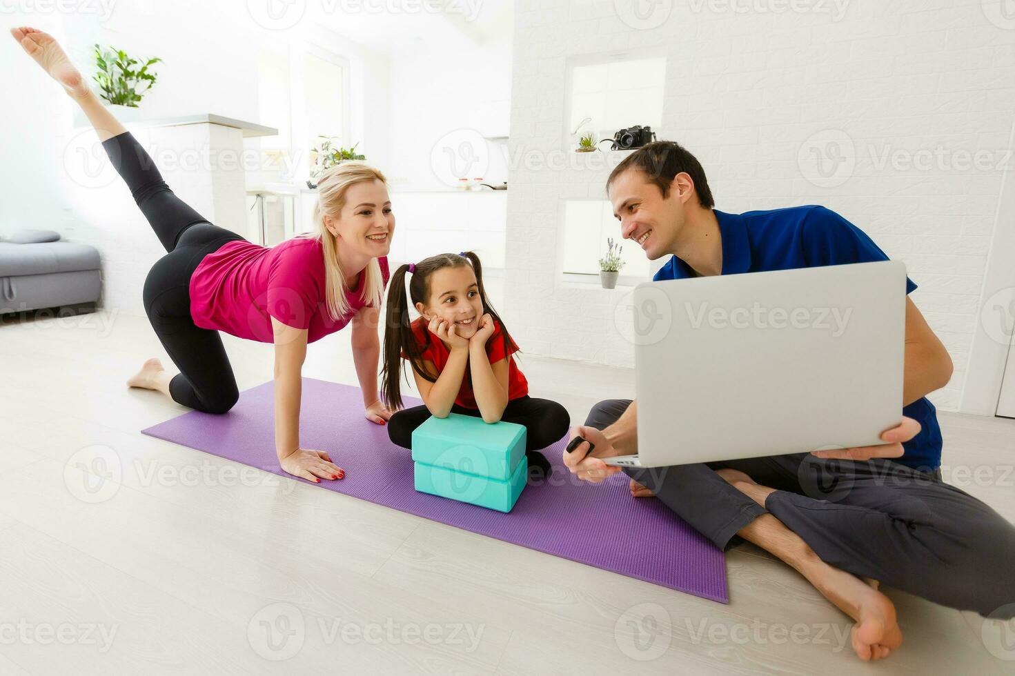 cuarentena a hogar. pequeño niña haciendo yoga en línea en un ordenador portátil durante yo aislamiento cuarentena foto