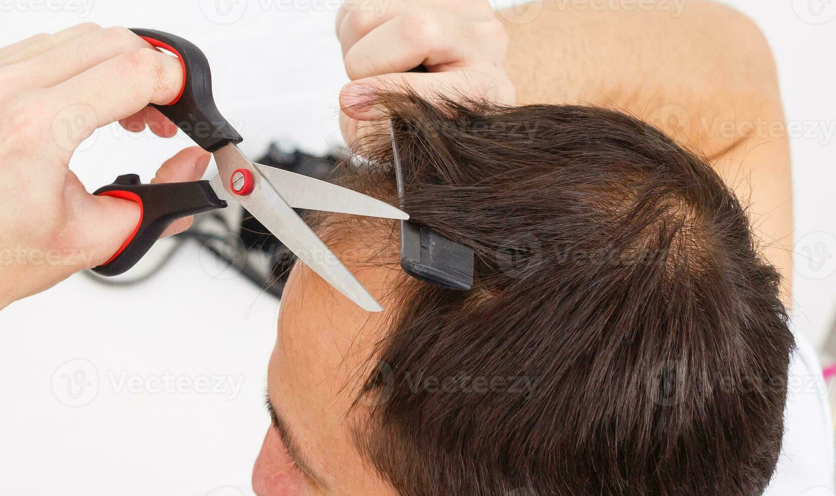 retrato de un hombre hace un Corte de pelo para él mismo durante cuarentena foto