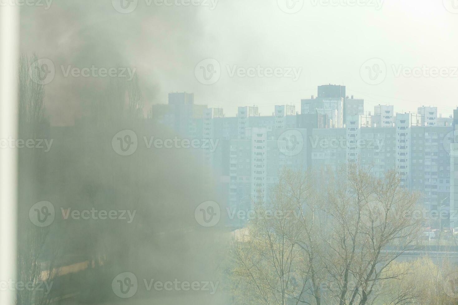 fuego fatuo cerca casas, ver desde el Departamento ventana foto