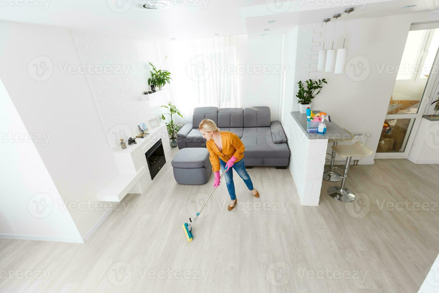 joven mujer haciendo tareas del hogar, limpieza foto