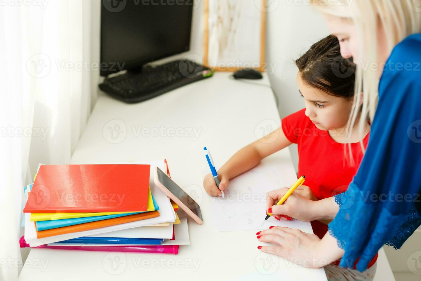 pequeño niña con mamá estudios en línea foto