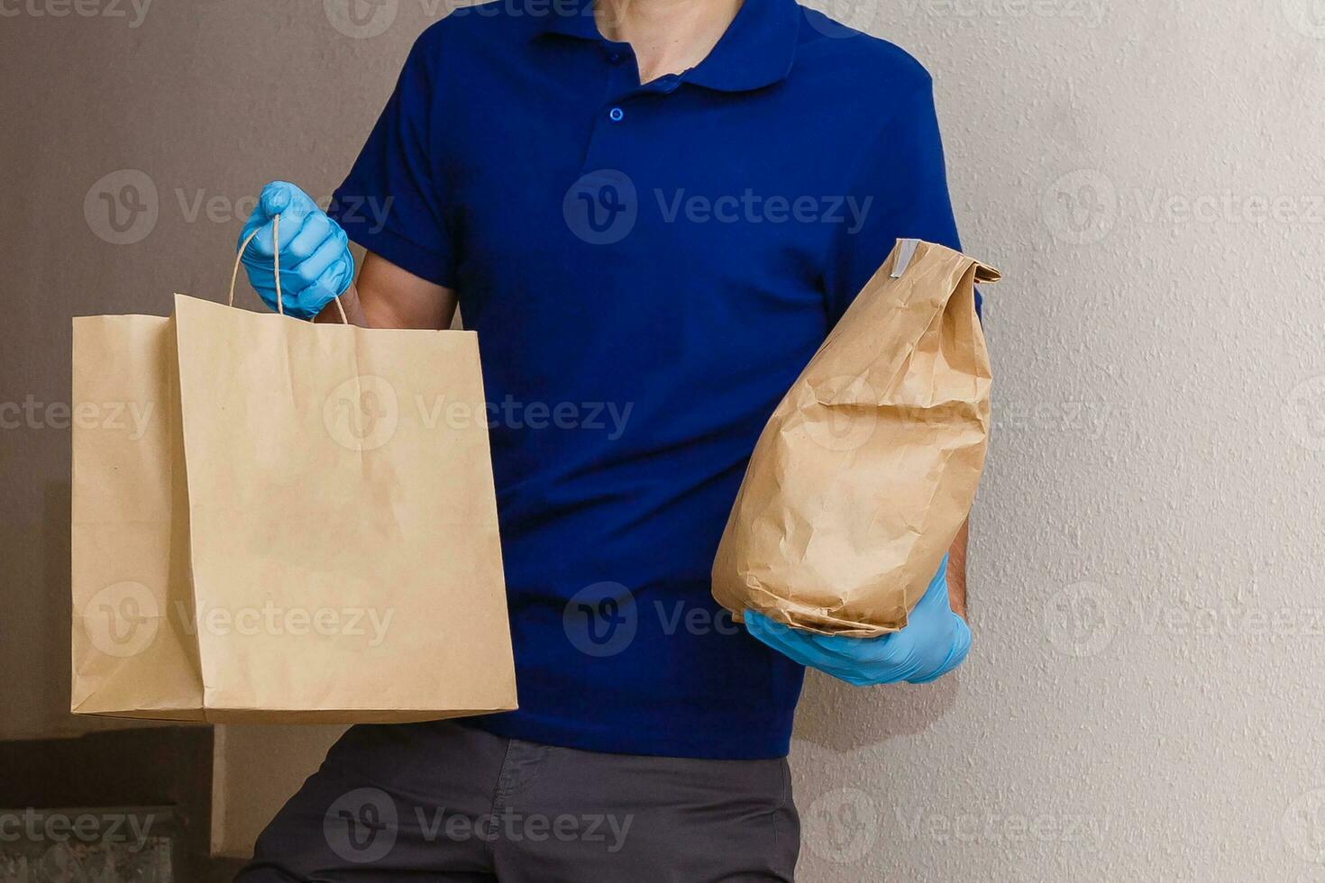 comida entrega hombre en protector máscara foto