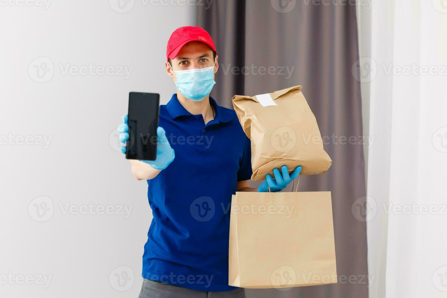 comida entrega hombre en protector máscara foto