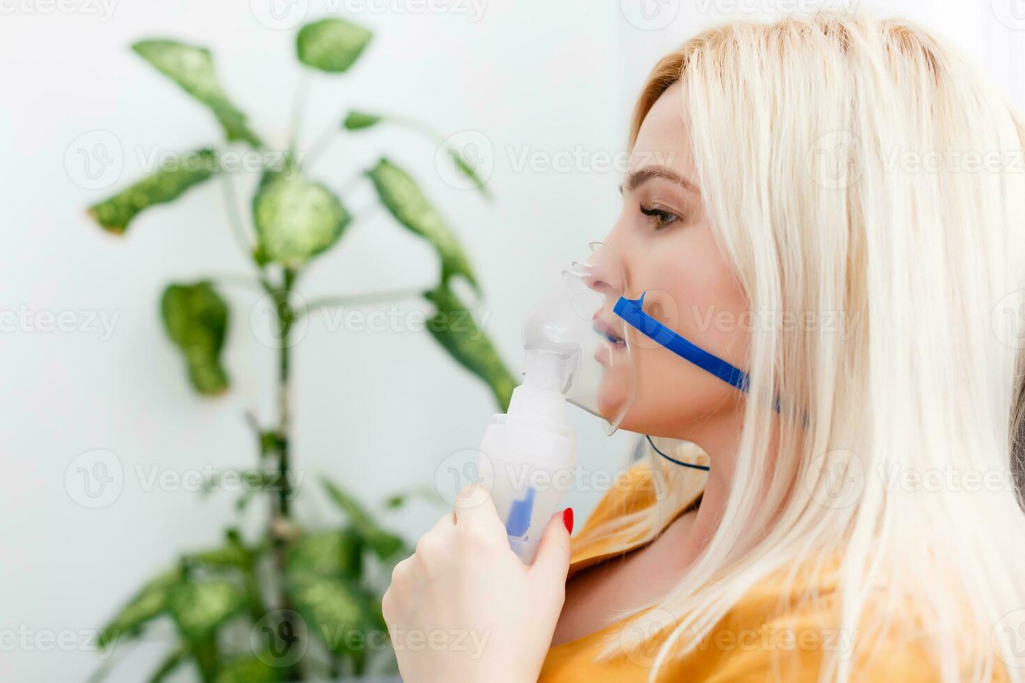 enfermo hermosa hembra sostiene nasal máscara con respiratorio problema en hospital habitación. mujer paciente inhalación terapia por el máscara de inhalador con suave corriente fumar desde broncodilatador. foto