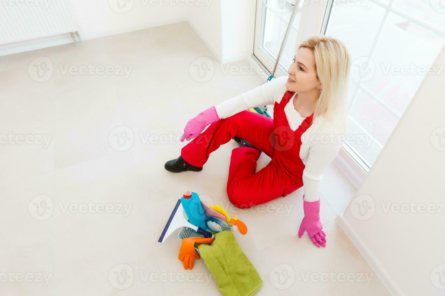 hermosa joven mujer hace limpieza el casa. niña frota polvo. foto