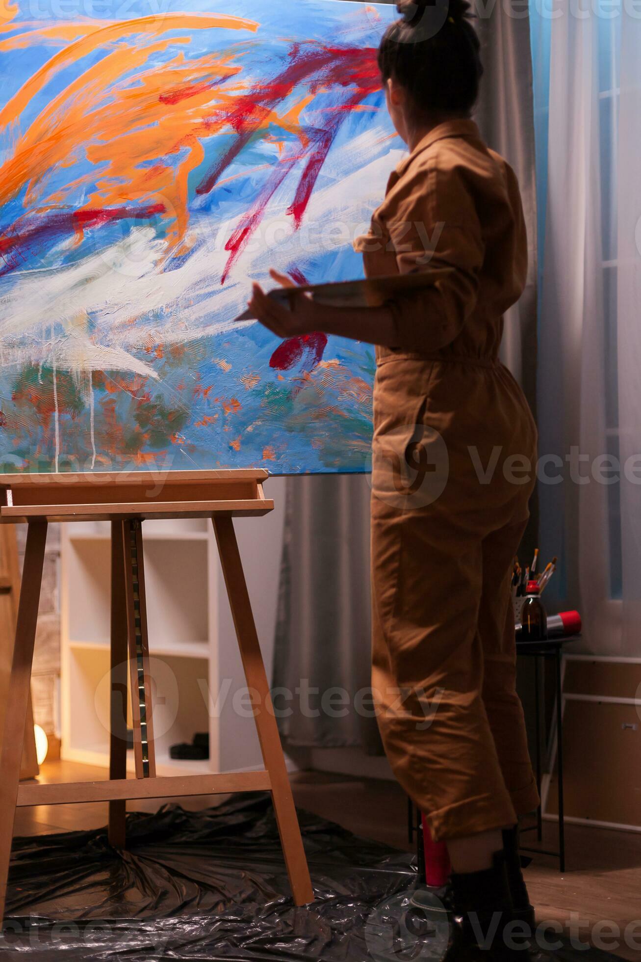 Joven con habilidad de pintura trabajando en grandes lienzos en estudio de  arte. Pintura de arte moderno sobre lienzo, obra maestra creativa,  contemporánea y exitosa de arte artístico Fotografía de stock 